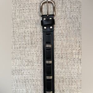 Women or Men’s Black Belt 
with Silver Hardware
Very Well Made
Size 34